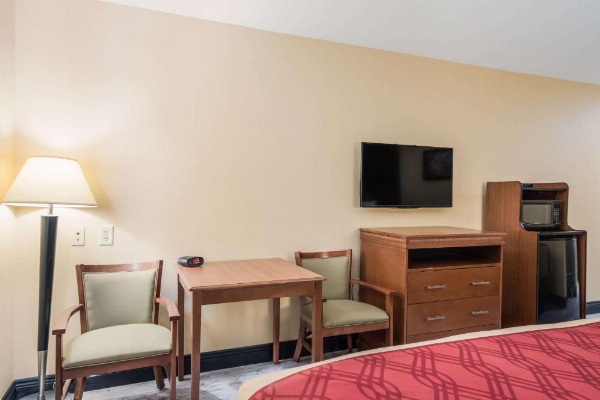 Econo Lodge Inn And Suites Little Rock image 15
