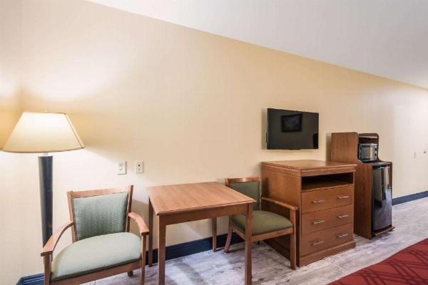 Econo Lodge Inn And Suites Little Rock image 18