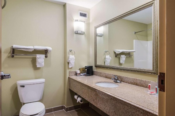 Econo Lodge Inn And Suites Little Rock image 20