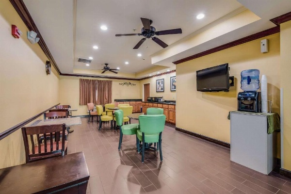 Econo Lodge Inn And Suites Little Rock image 23