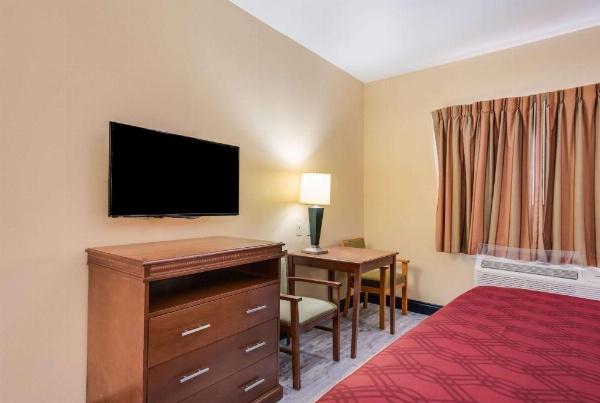 Econo Lodge Inn And Suites Little Rock image 9